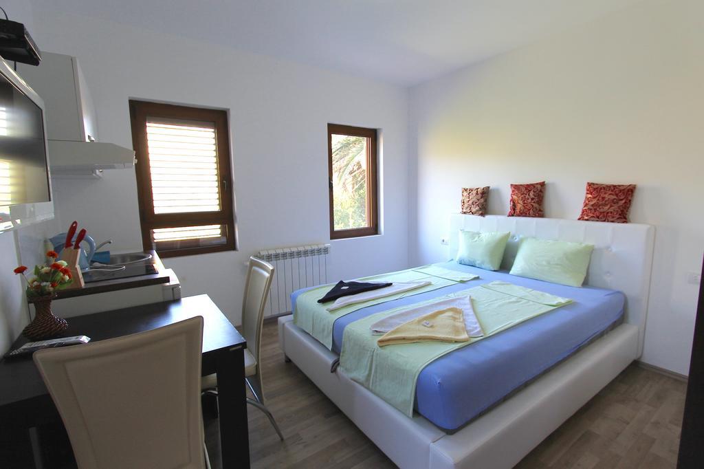 Apartments Family Tivat Bilik gambar